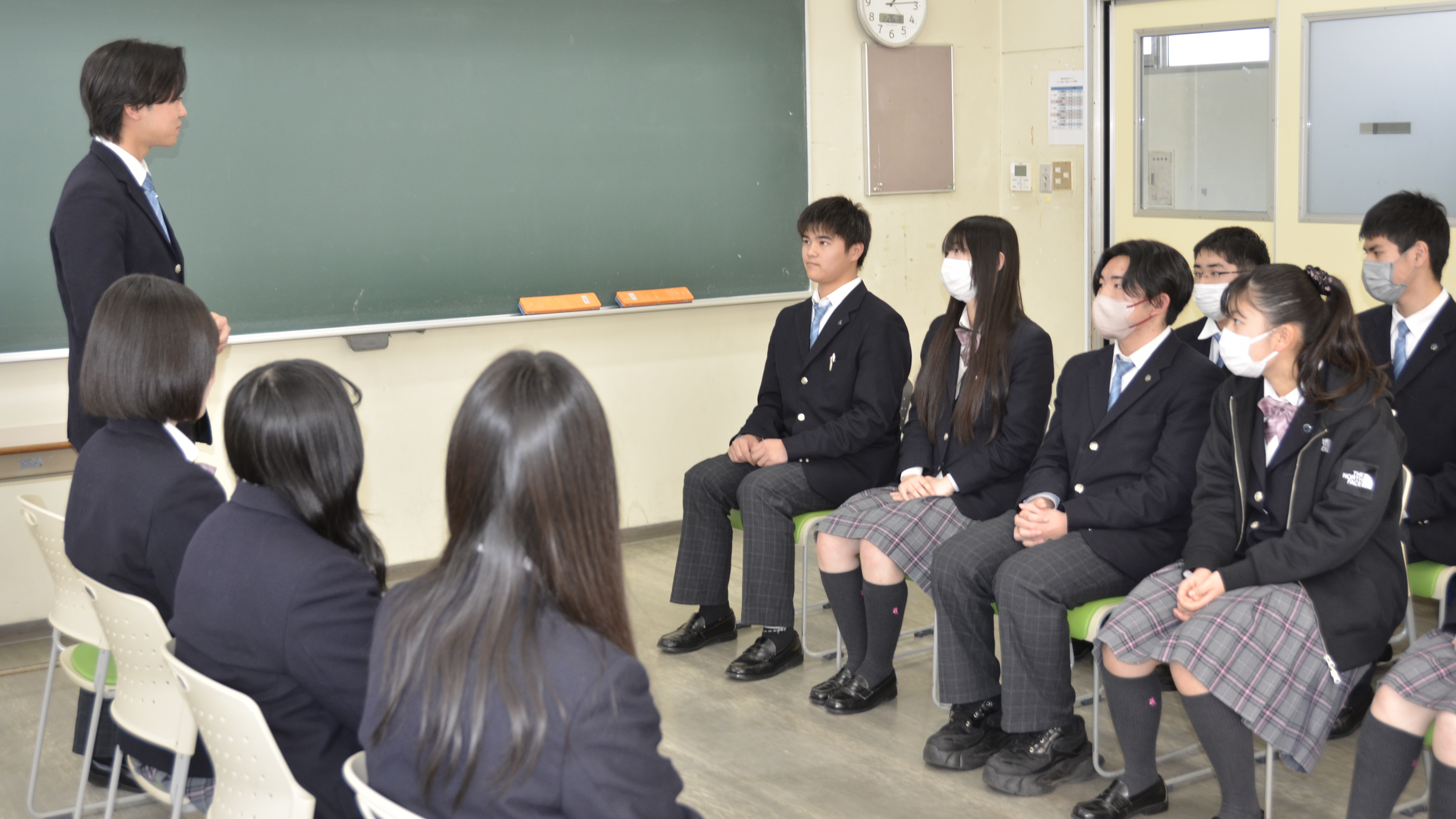 クラーク記念国際高等学校 久留米キャンパスにて行われた生徒会引継ぎ式の様子。3年生から後輩へ伝統を繋ぐ握手とミーティングの風景。